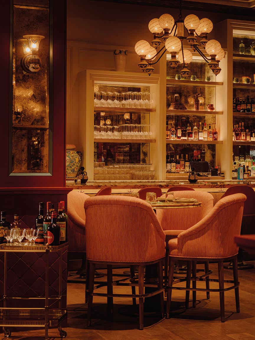 Maze-Row-At-the-Bar–Los-Angeles-LA-Stories-Article20